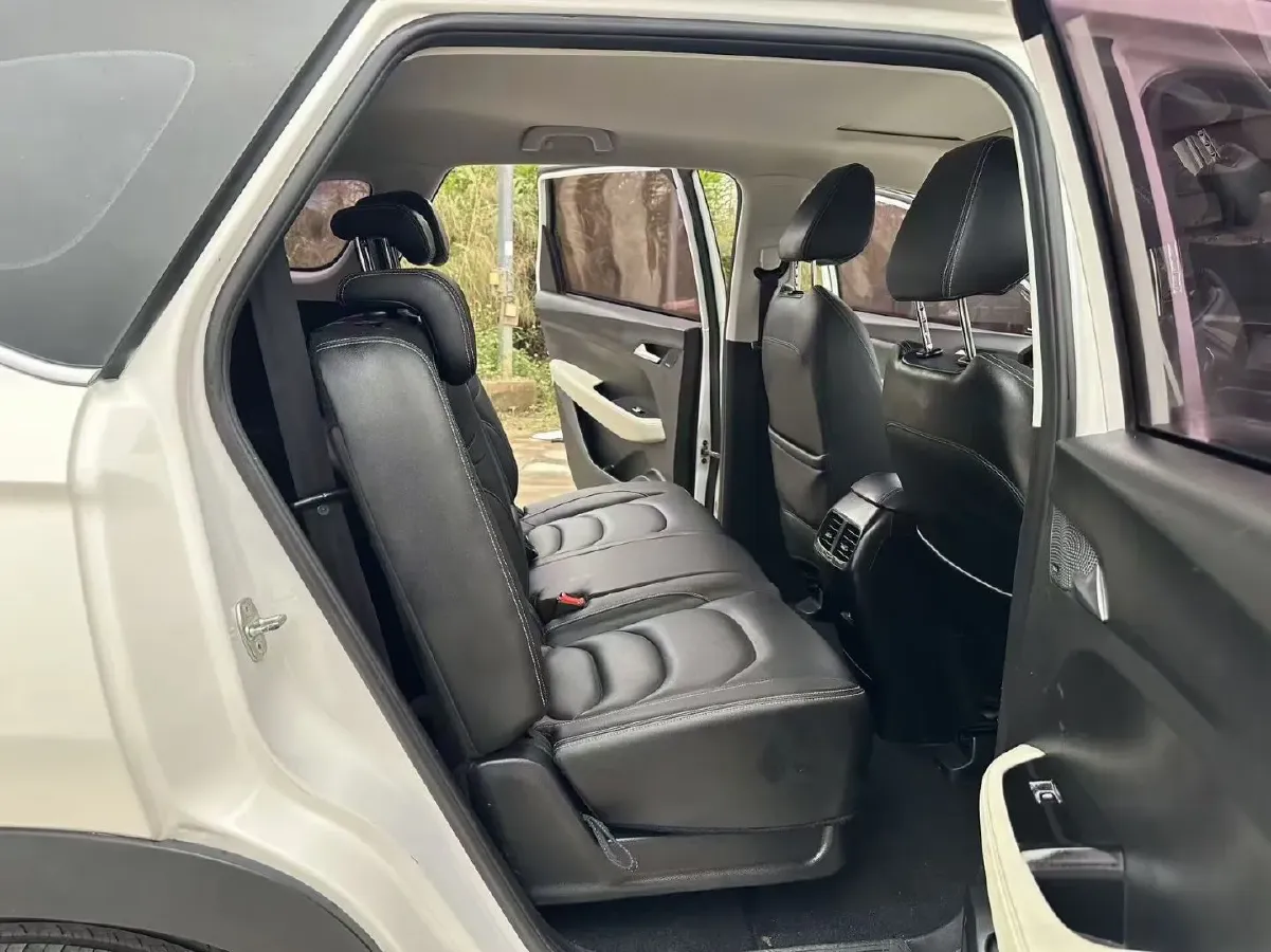 2019 BaoJun 530 1.5T 151HP L4 CVT,autocango,china used car exporter,china ev exporter,chinese used car exporter,chinese used ev exporter