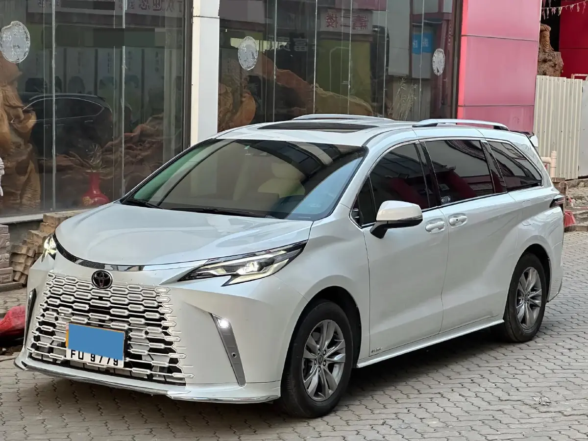 2024 Toyota Sienna 2.5L 189HP L4 E-CVT Hybrid