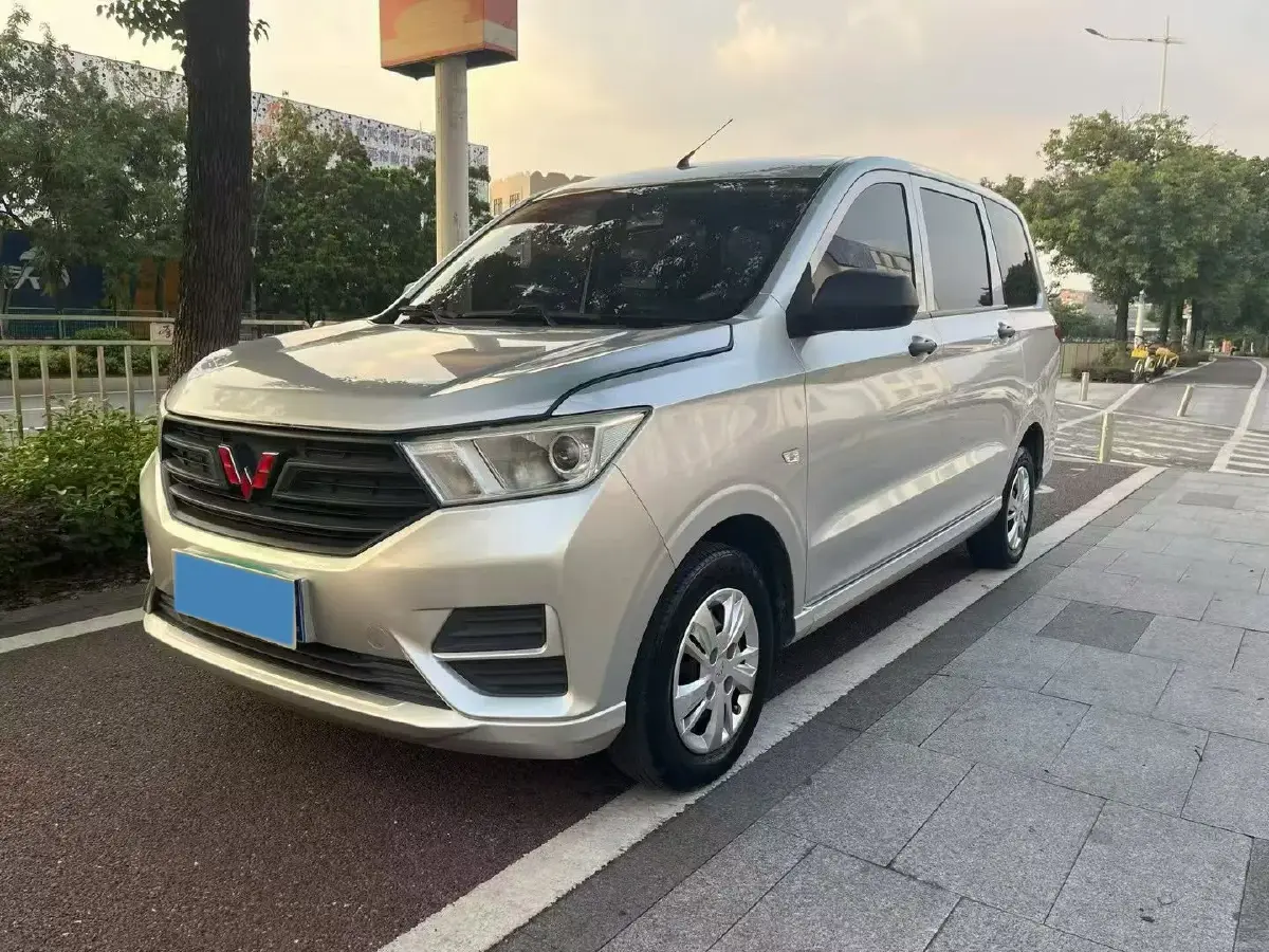 2021 WuLing RongGuang New Truck 1.5L 99HP L4 5MT