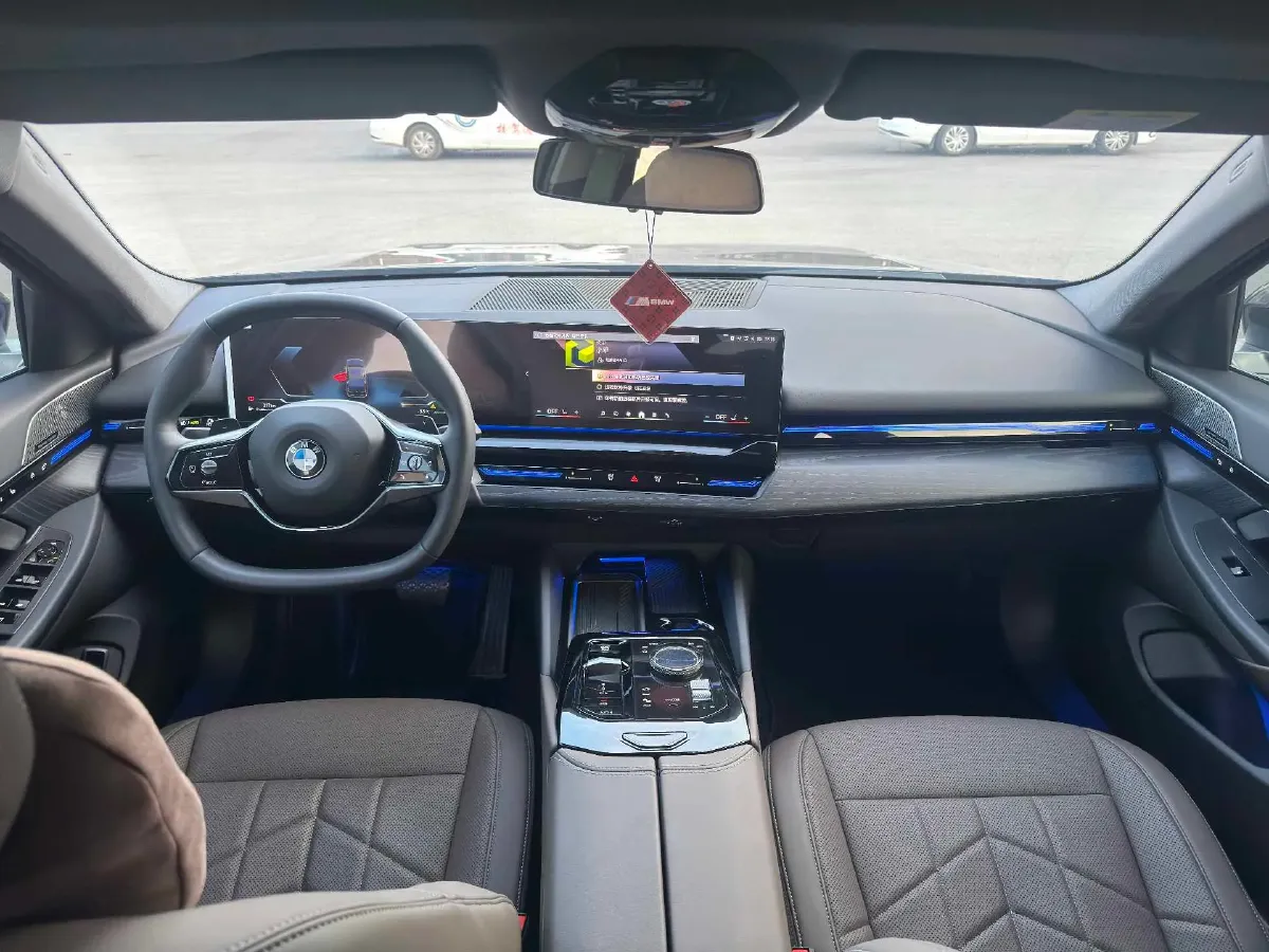 2025 BMW 5 Series 2.0T 190HP L4 8AT,autocango,china used car exporter,china ev exporter,chinese used car exporter,chinese used ev exporter