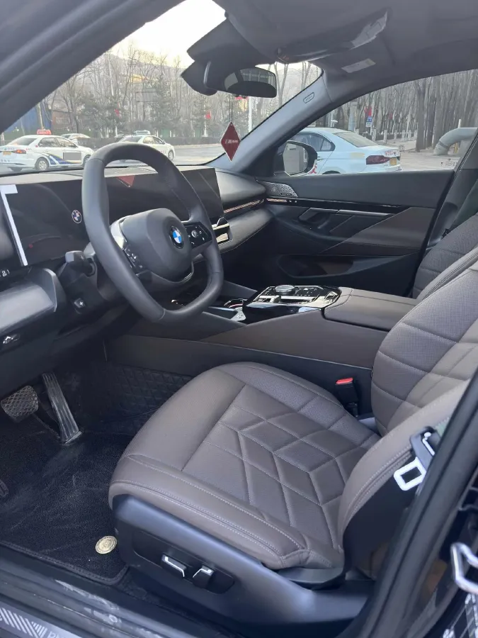 2025 BMW 5 Series 2.0T 190HP L4 8AT,autocango,china used car exporter,china ev exporter,chinese used car exporter,chinese used ev exporter