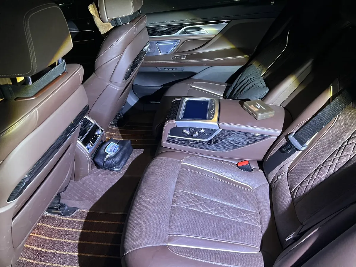 2021 BMW 7 Series 3.0T 340HP L6 8AT,autocango,china used car exporter,china ev exporter,chinese used car exporter,chinese used ev exporter