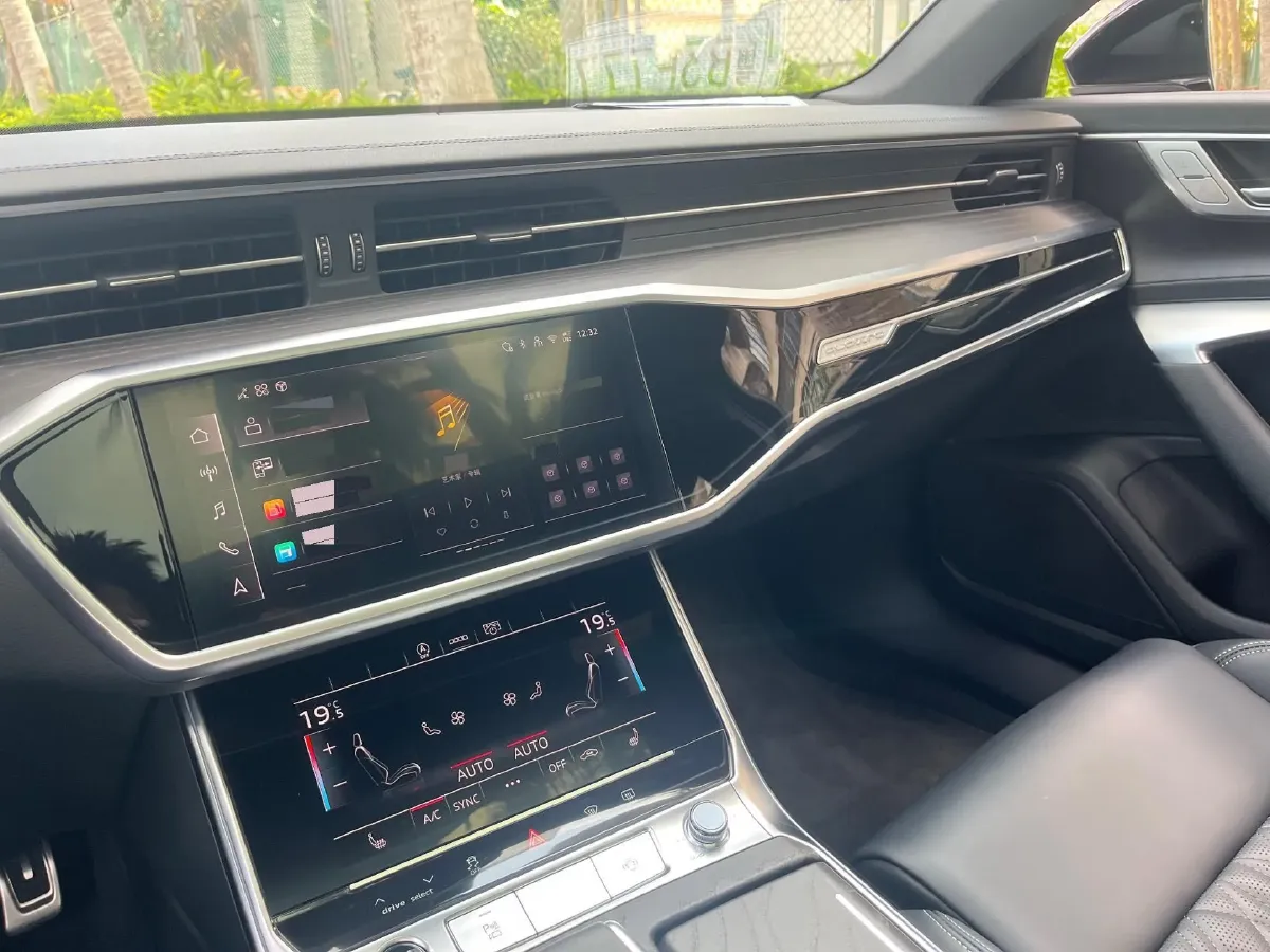 2025 Audi A6L 2.0T 245HP L4 7DCT,autocango,china used car exporter,china ev exporter,chinese used car exporter,chinese used ev exporter