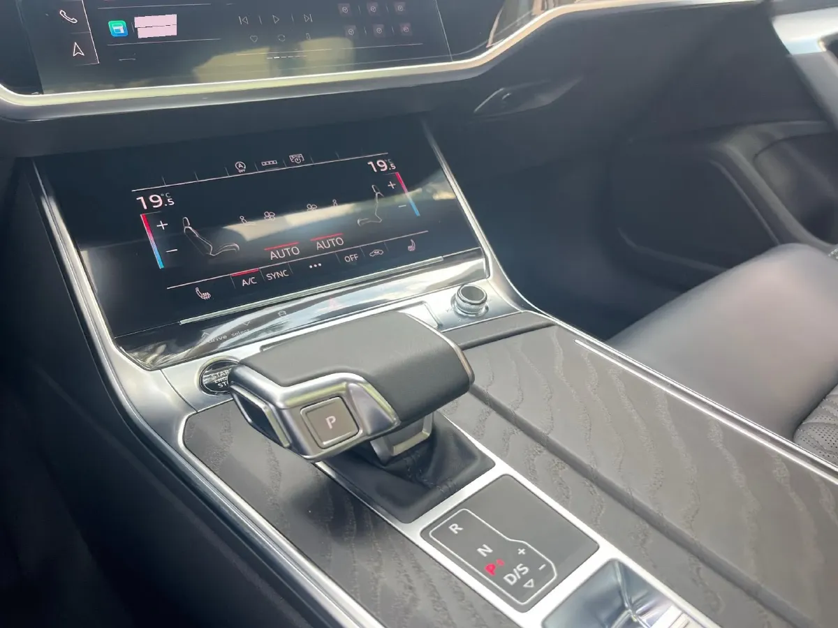 2025 Audi A6L 2.0T 245HP L4 7DCT,autocango,china used car exporter,china ev exporter,chinese used car exporter,chinese used ev exporter