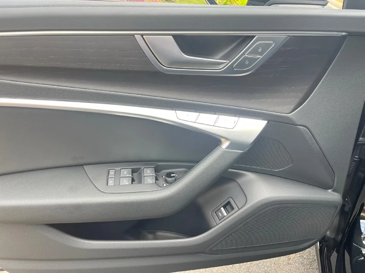 2025 Audi A6L 2.0T 245HP L4 7DCT,autocango,china used car exporter,china ev exporter,chinese used car exporter,chinese used ev exporter