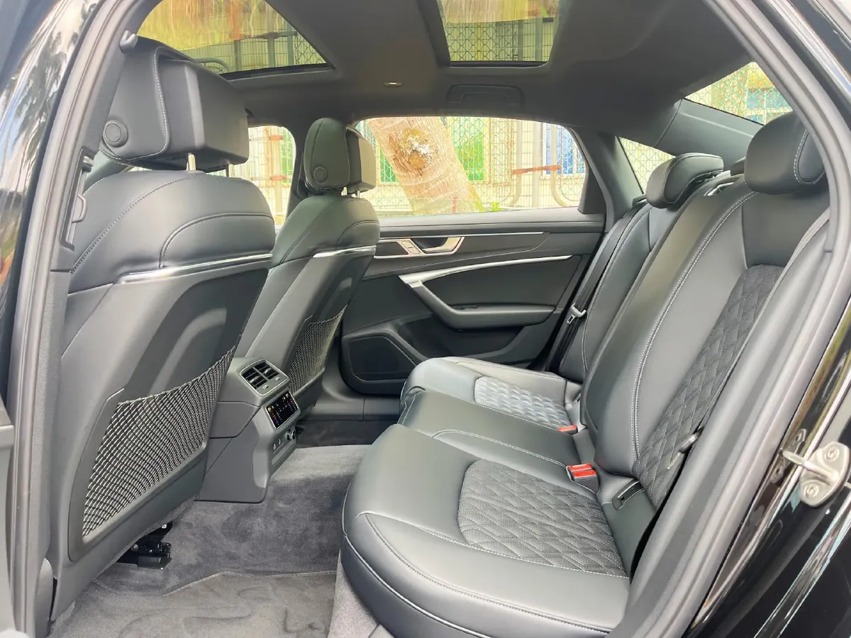 2025 Audi A6L 2.0T 245HP L4 7DCT,autocango,china used car exporter,china ev exporter,chinese used car exporter,chinese used ev exporter