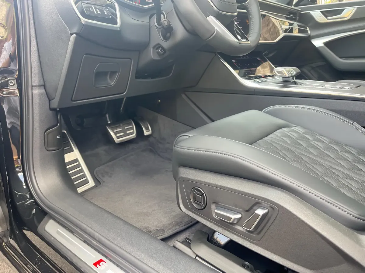 2025 Audi A6L 2.0T 245HP L4 7DCT,autocango,china used car exporter,china ev exporter,chinese used car exporter,chinese used ev exporter