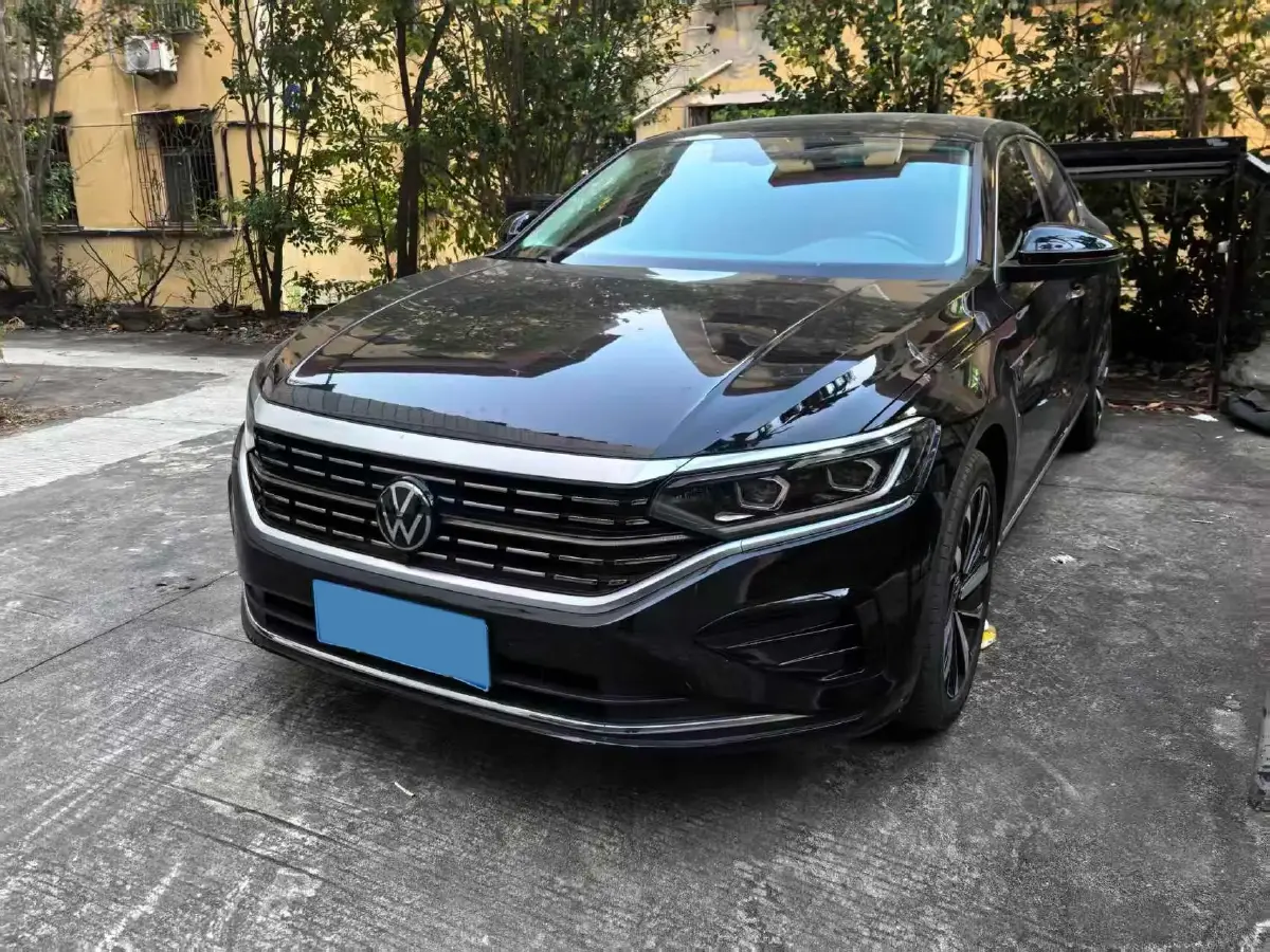 2023 Volkswagen Passat 2.0T 220HP L4 7DCT