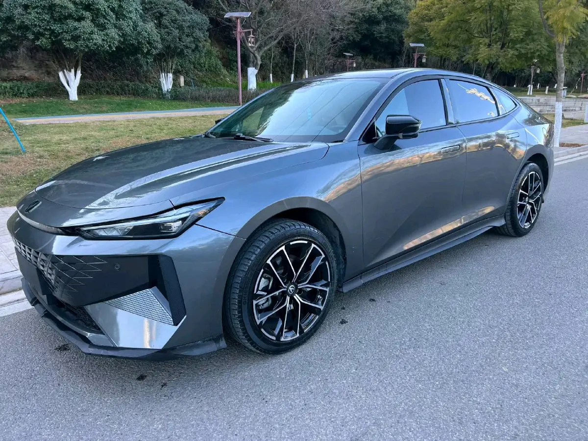 2024 ChangAn UNI-V iDD 1.5L 110HP L4 E-CVT PHEV 18.99KWH