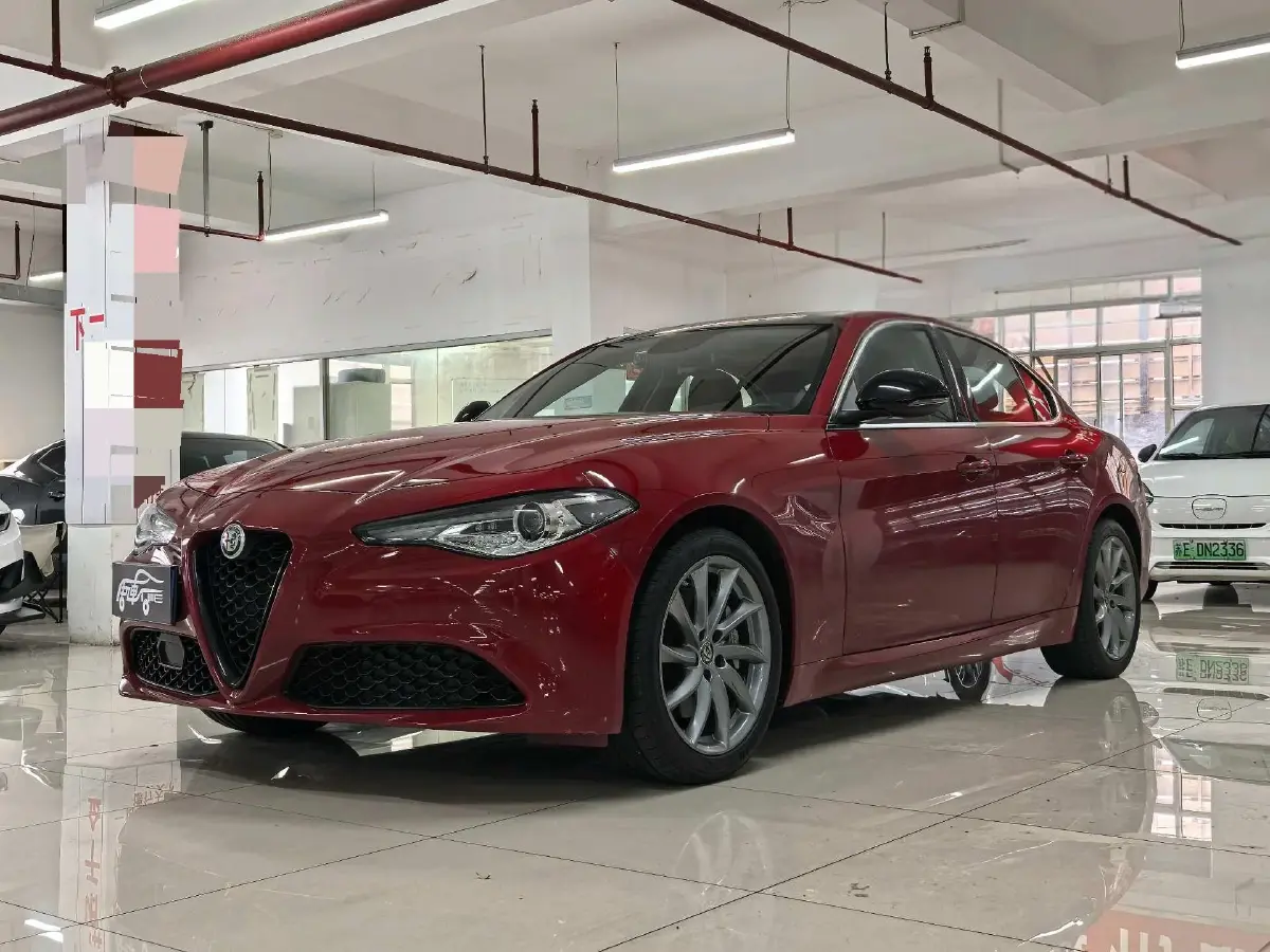 2021 Alfa Romeo Giulia 2.0T 280HP L4 8AT