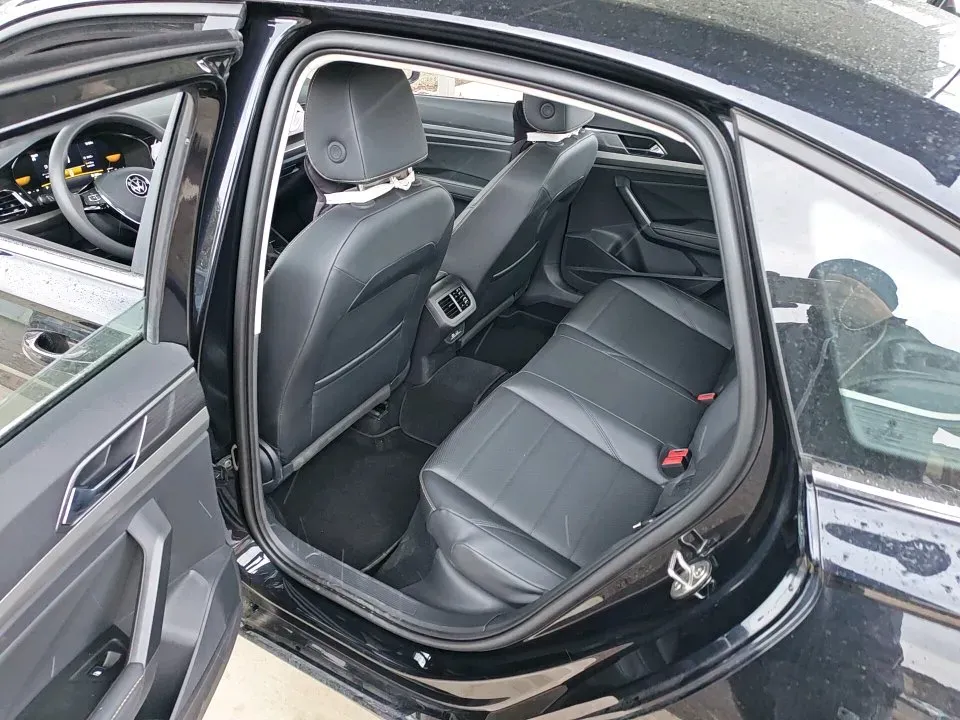 2022 Bestune B70 2.0T 224HP L4 6AT,autocango,china used car exporter,china ev exporter,chinese used car exporter,chinese used ev exporter