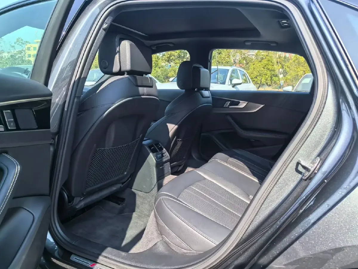 2022 Audi A4L 2.0T 190HP L4 7DCT,autocango,china used car exporter,china ev exporter,chinese used car exporter,chinese used ev exporter