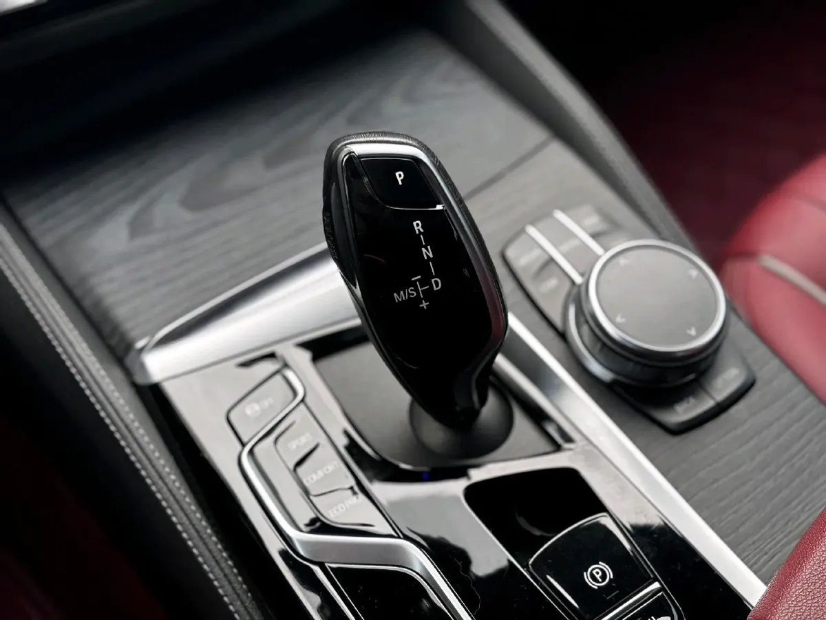 2022 BMW 5 Series 2.0T 252HP L4 8AT,autocango,china used car exporter,china ev exporter,chinese used car exporter,chinese used ev exporter