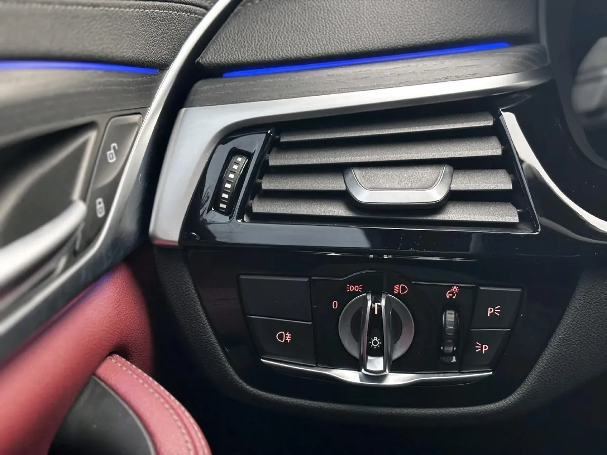 2022 BMW 5 Series 2.0T 252HP L4 8AT,autocango,china used car exporter,china ev exporter,chinese used car exporter,chinese used ev exporter