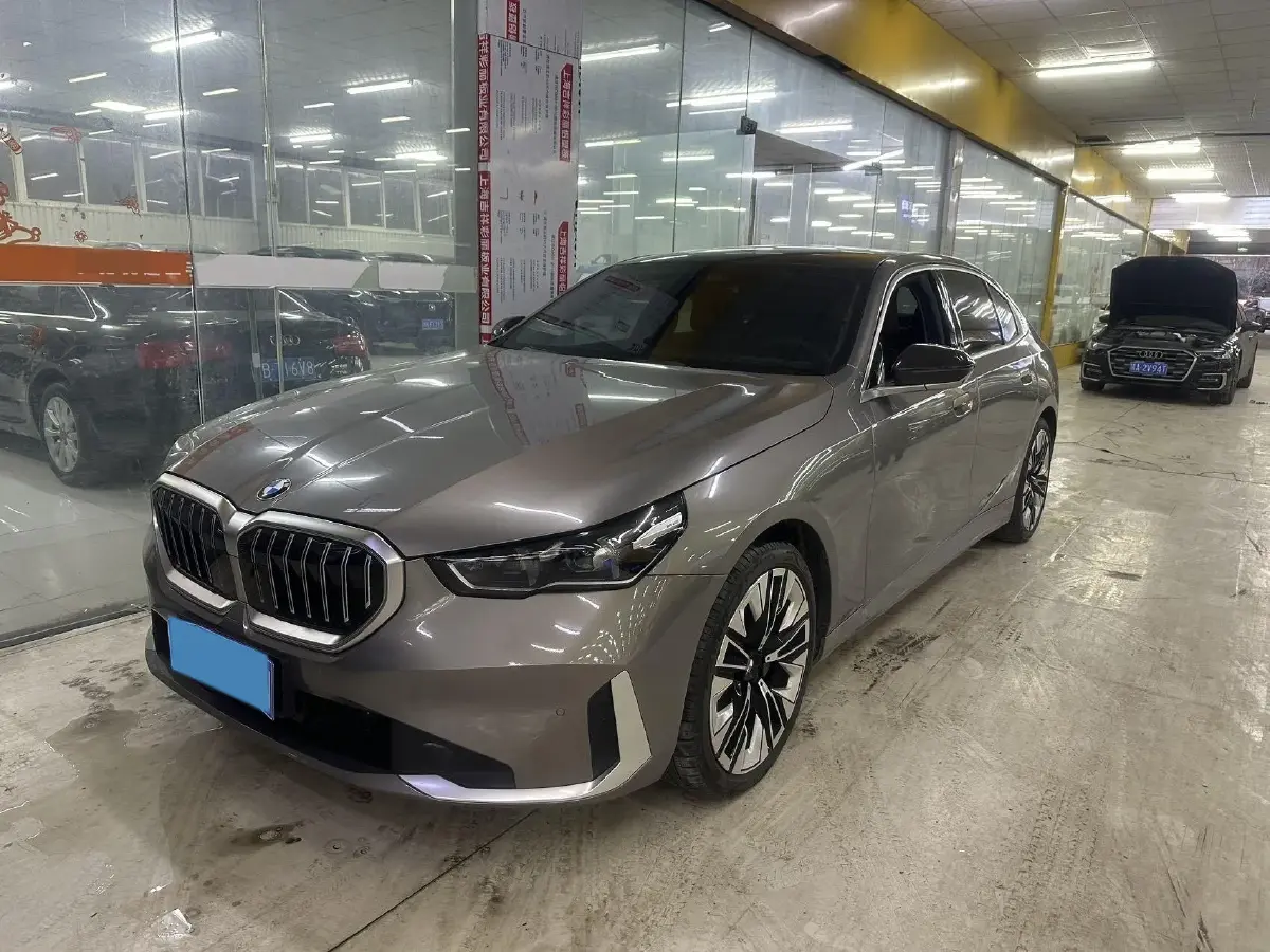 2024 BMW 5 Series 2.0T 258HP L4 8AT