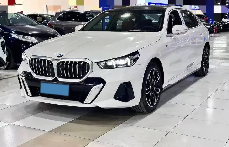 2025 BMW 5 Series 2.0T 258HP L4 8AT