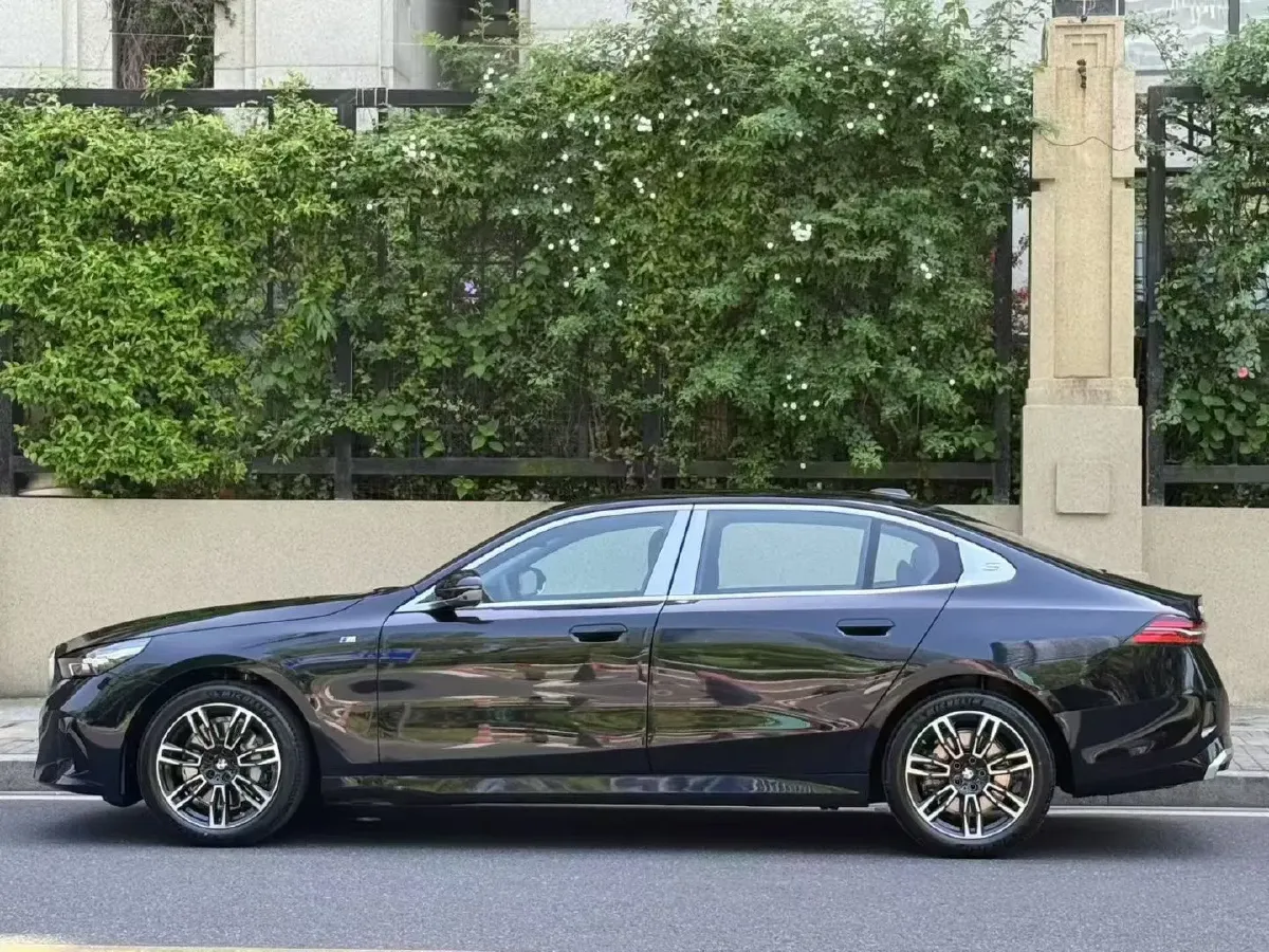 2026 BMW 5 Series 2.0T 258HP L4 8AT,autocango,china used car exporter,china ev exporter,chinese used car exporter,chinese used ev exporter