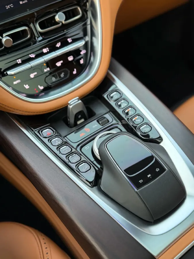 2021 Aston Martin DBX 4.0T 550HP V8 9AT,autocango,china used car exporter,china ev exporter,chinese used car exporter,chinese used ev exporter