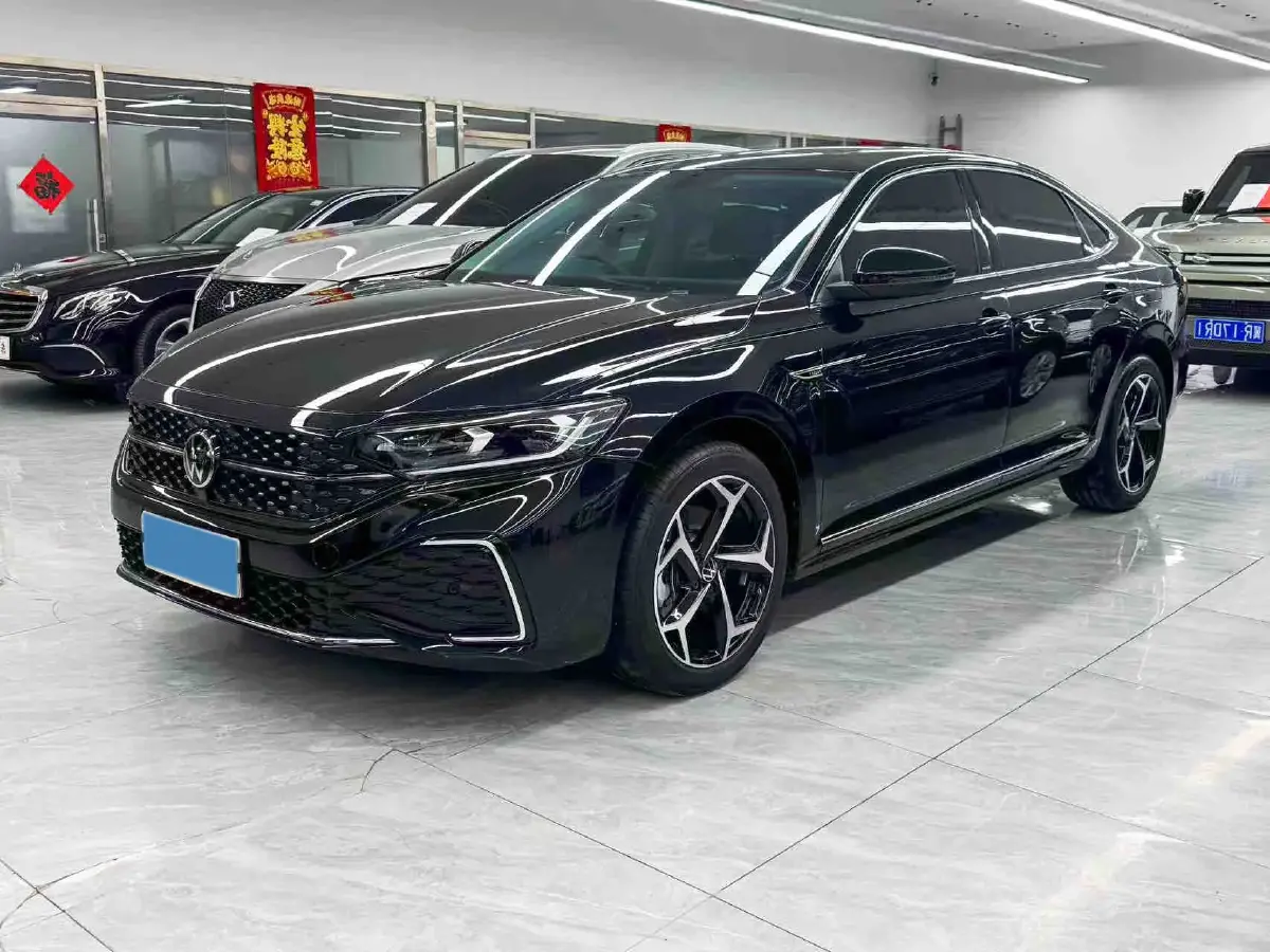 2025 Volkswagen Passat 2.0T 186HP L4 7DCT