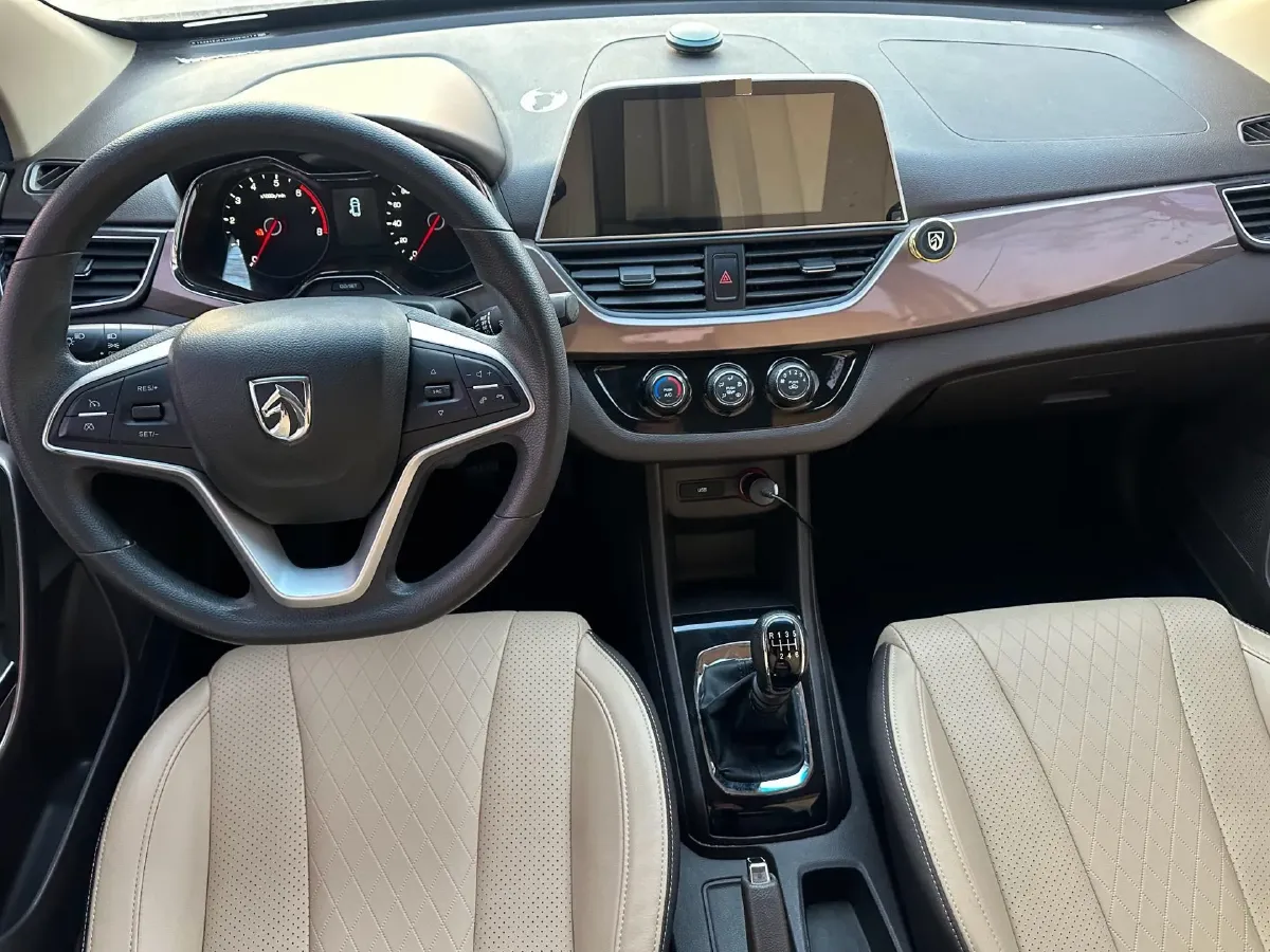 2017 BaoJun 310W 1.5L 112HP L4 6MT,autocango,china used car exporter,china ev exporter,chinese used car exporter,chinese used ev exporter