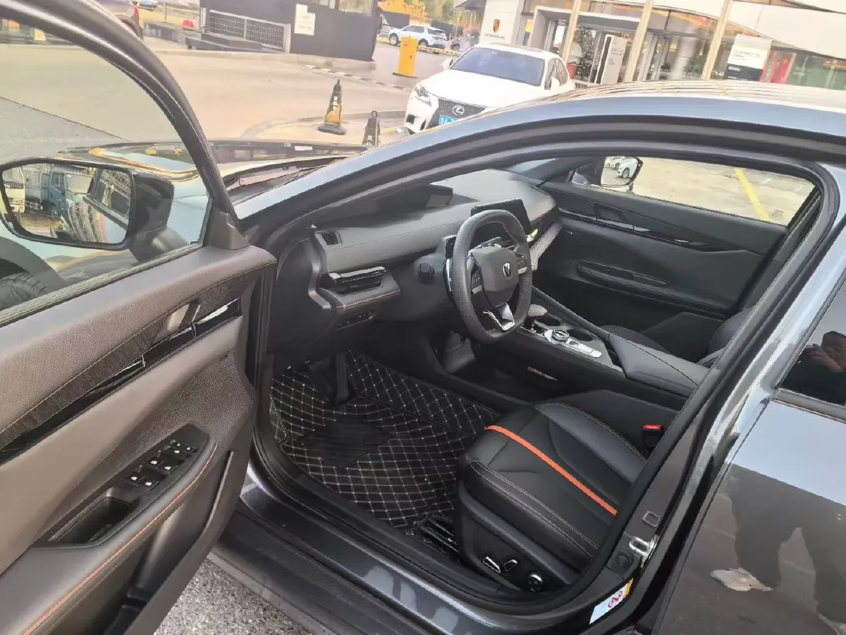 2023 ChangAn UNI-V 1.5T 188HP L4 7DCT,autocango,china used car exporter,china ev exporter,chinese used car exporter,chinese used ev exporter