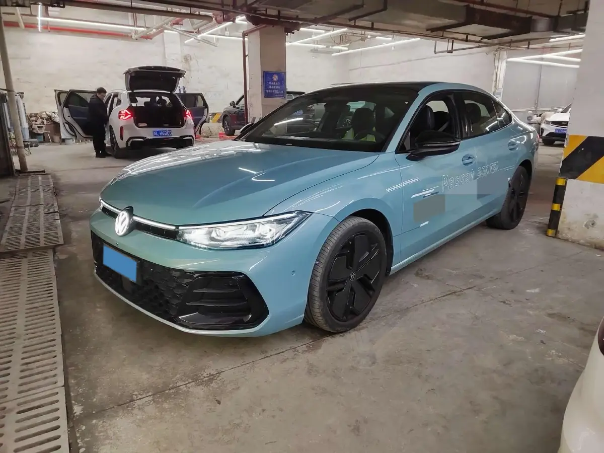 2025 Volkswagen Passat 2.0T 220HP L4 7DCT