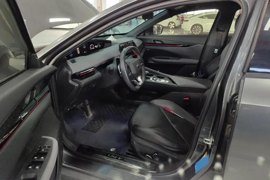 2023 ChangAn UNI-V 1.5T 188HP L4 7DCT,autocango,china used car exporter,china ev exporter,chinese used car exporter,chinese used ev exporter