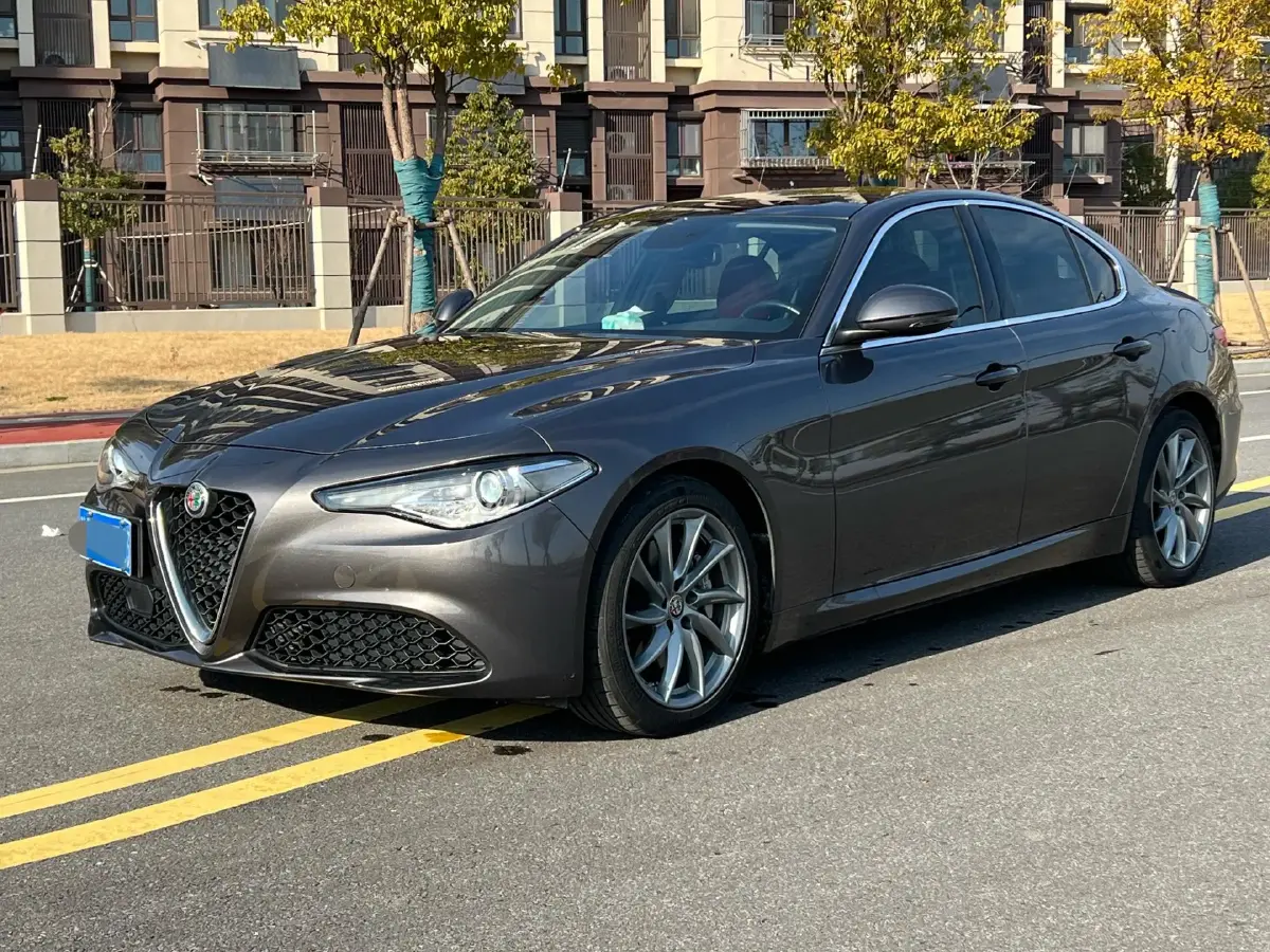 2021 Alfa Romeo Giulia 2.0T 280HP L4 8AT
