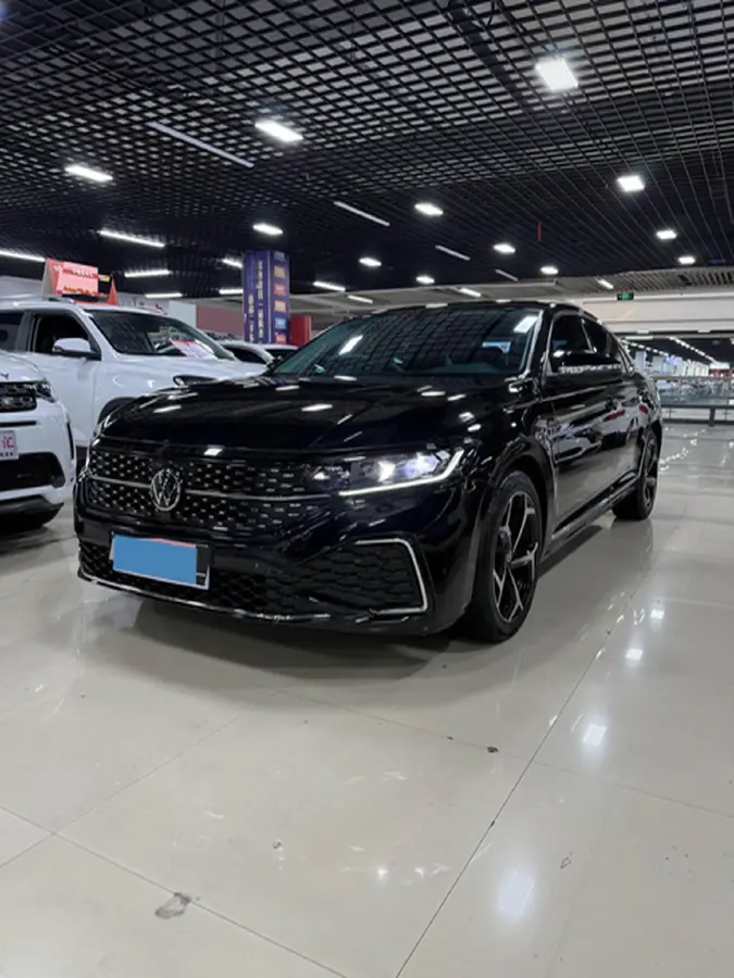 2024 Volkswagen Passat 2.0T 186HP L4 7DCT