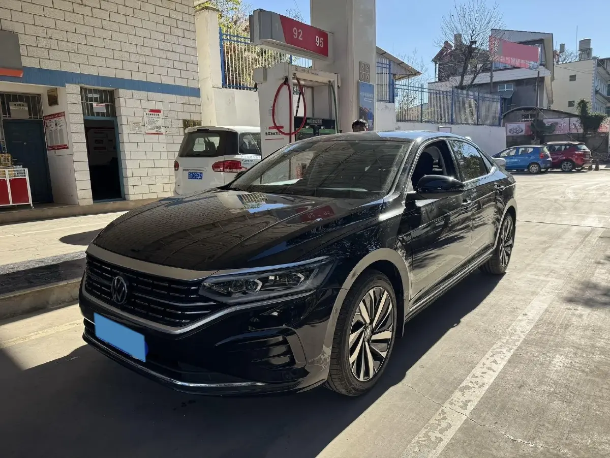2025 Volkswagen Passat 2.0T 220HP L4 7DCT