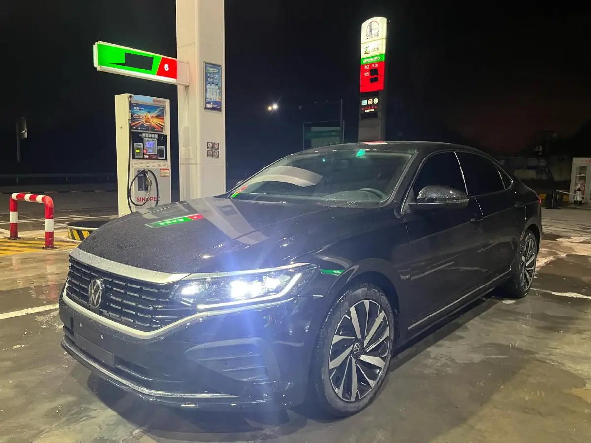 2025 Volkswagen Passat 2.0T 220HP L4 7DCT