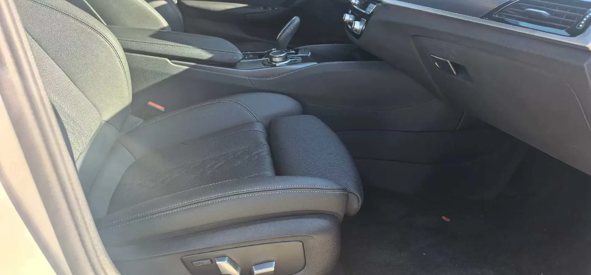 2022 BMW 5 Series 2.0T 184HP L4 8AT,autocango,china used car exporter,china ev exporter,chinese used car exporter,chinese used ev exporter