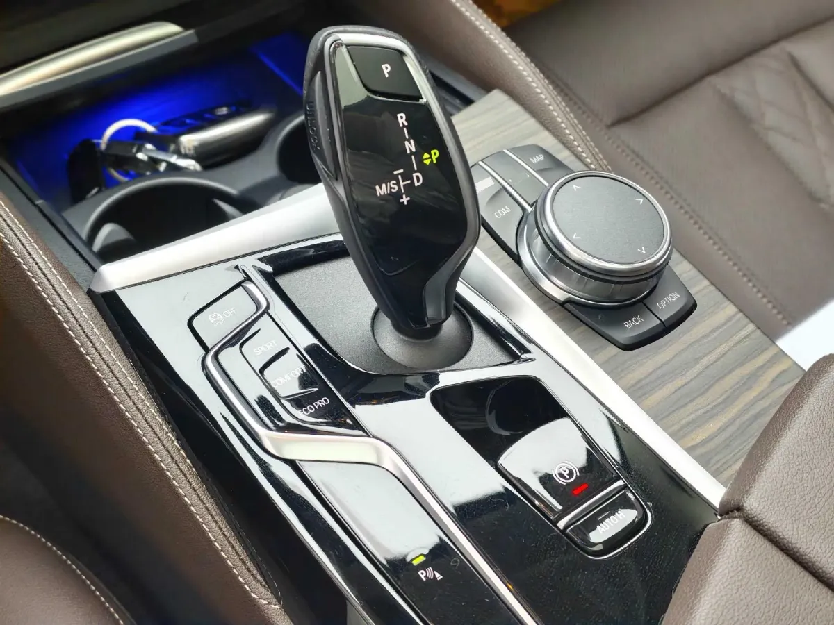 2023 BMW 5 Series 2.0T 245HP L4 8AT,autocango,china used car exporter,china ev exporter,chinese used car exporter,chinese used ev exporter