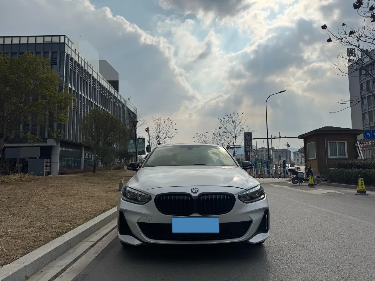 2022 BMW 1 Series 1.5T 140HP L3 7DCT,autocango,china used car exporter,china ev exporter,chinese used car exporter,chinese used ev exporter