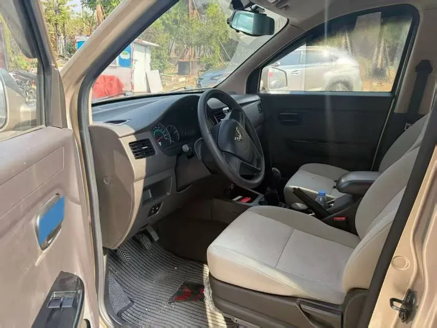 2019 WuLing RongGuang V 1.5L 99HP L4 6MT,autocango,china used car exporter,china ev exporter,chinese used car exporter,chinese used ev exporter