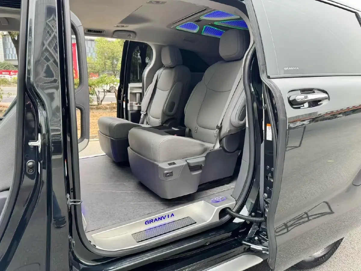 2023 Toyota Granvia 2.5L 189HP L4 E-CVT Hybrid,autocango,china used car exporter,china ev exporter,chinese used car exporter,chinese used ev exporter