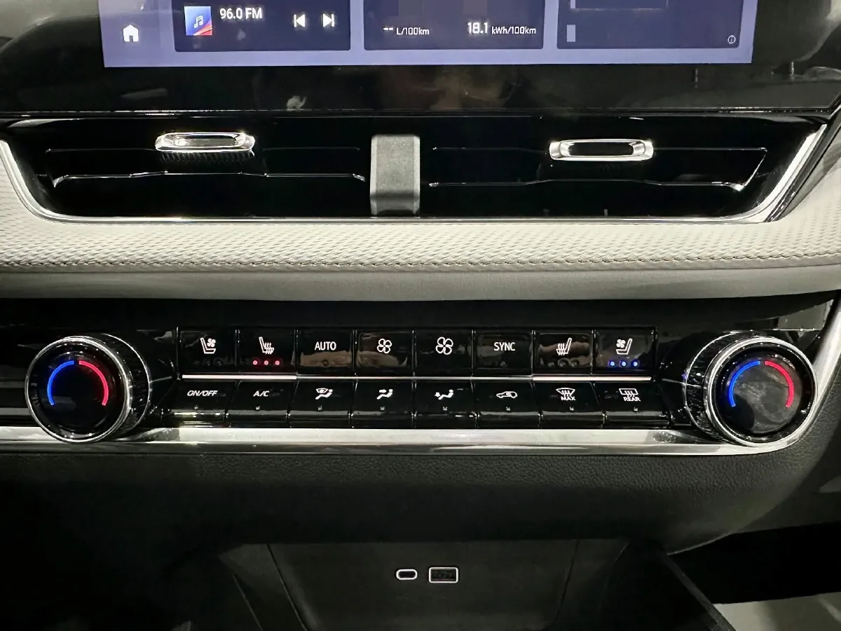 2024 Chevrolet EquinoxPlus 1.5T 180HP L4 2DHT PHEV 24.4KWH,autocango,china used car exporter,china ev exporter,chinese used car exporter,chinese used ev exporter