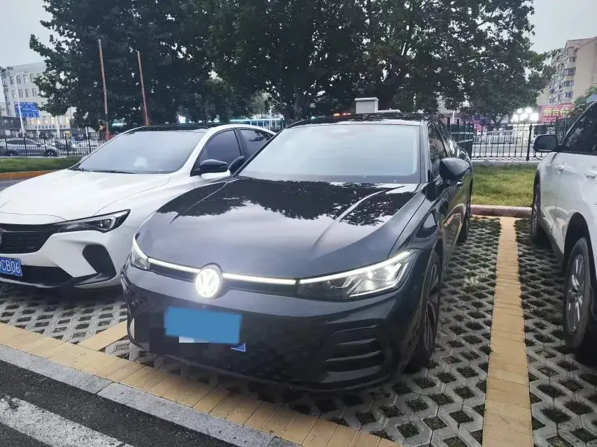 2025 Volkswagen Passat 2.0T 220HP L4 7DCT