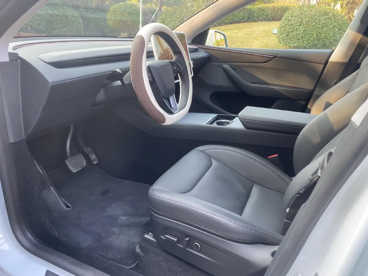 2025 Tesla Model Y BEV 62.5KWH,autocango,china used car exporter,china ev exporter,chinese used car exporter,chinese used ev exporter