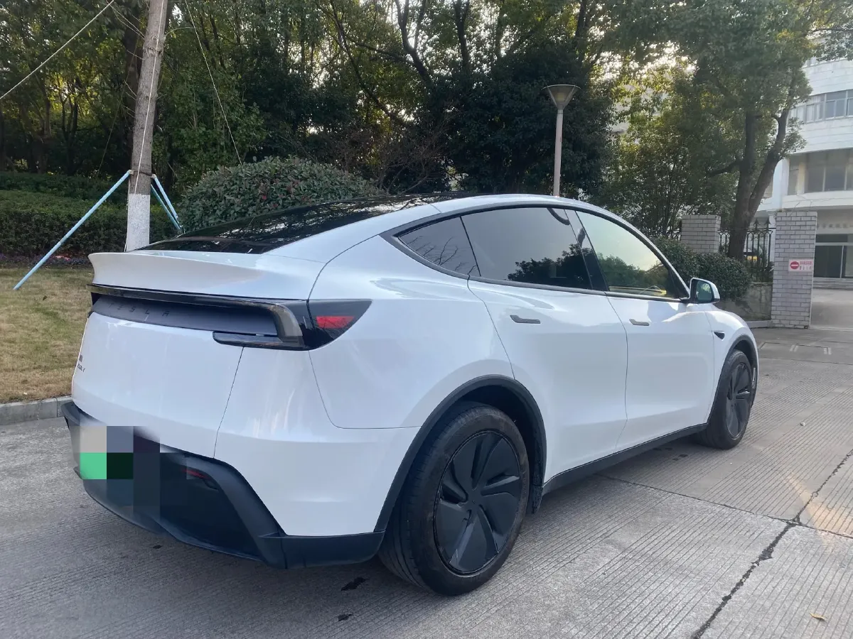 2025 Tesla Model Y BEV 62.5KWH,autocango,china used car exporter,china ev exporter,chinese used car exporter,chinese used ev exporter