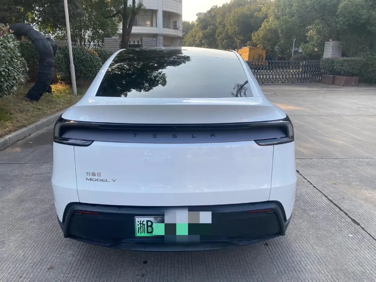 2025 Tesla Model Y BEV 62.5KWH,autocango,china used car exporter,china ev exporter,chinese used car exporter,chinese used ev exporter