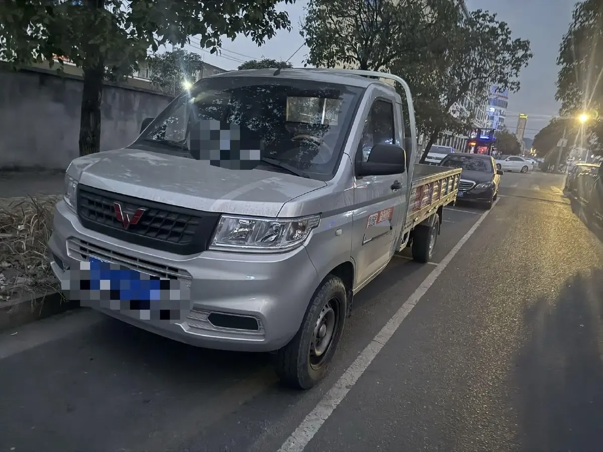 2023 WuLing RongGuang New Truck 1.5L 102HP L4 5MT