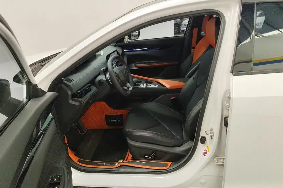 2022 ChangAn UNI-V 1.5T 188HP L4 7DCT,autocango,china used car exporter,china ev exporter,chinese used car exporter,chinese used ev exporter