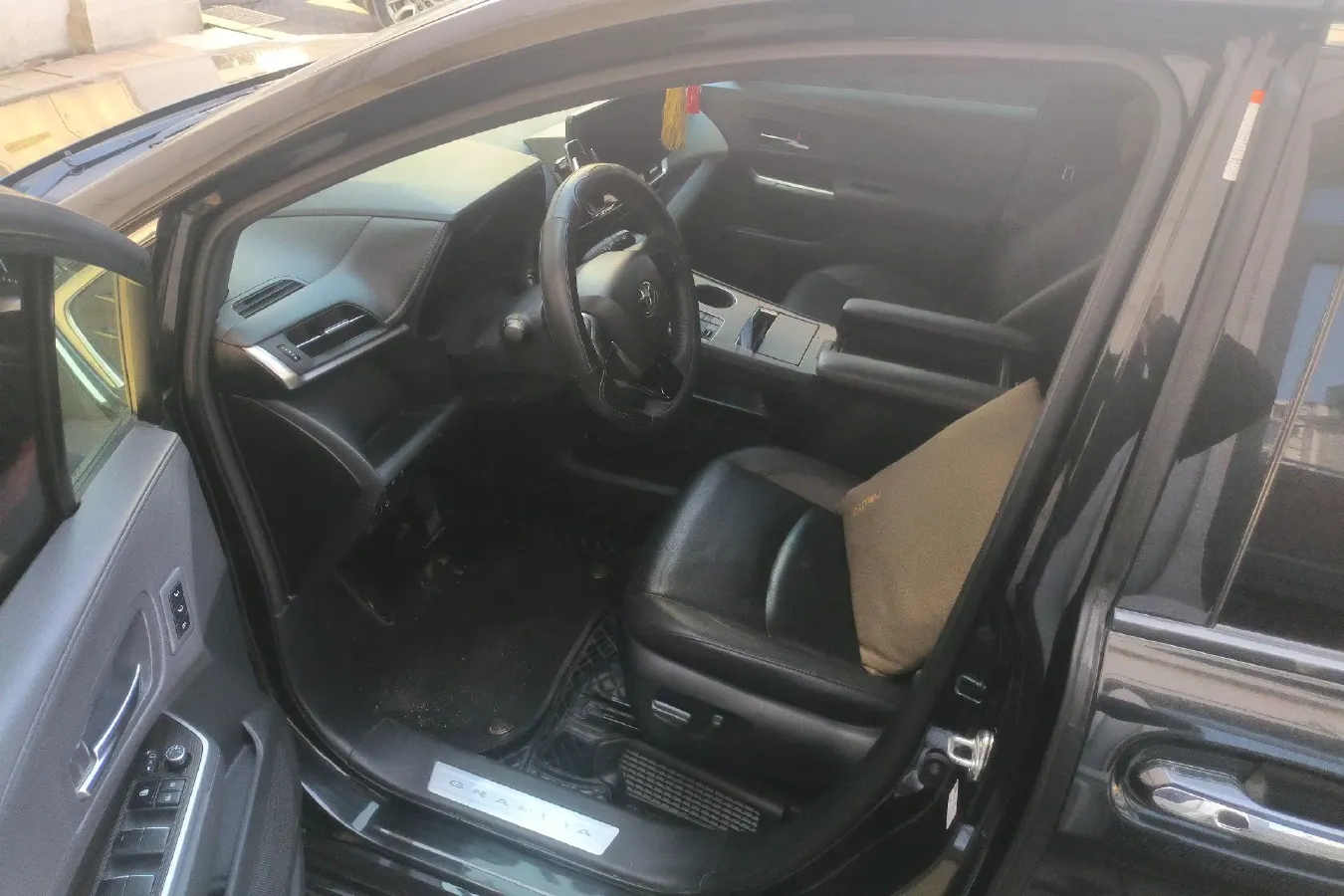 2023 Toyota Granvia 2.5L 189HP L4 E-CVT Hybrid,autocango,china used car exporter,china ev exporter,chinese used car exporter,chinese used ev exporter