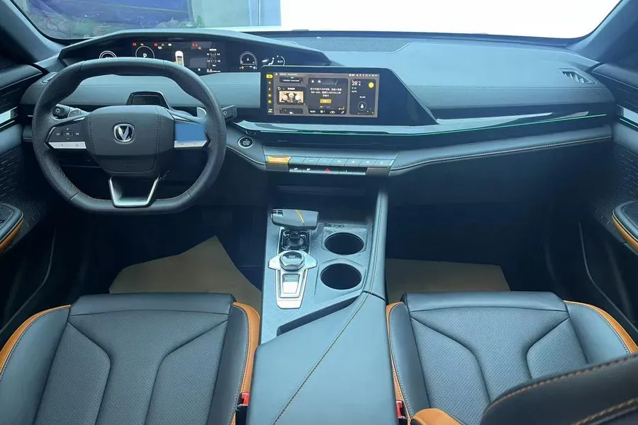 2023 ChangAn UNI-V 1.5T 188HP L4 7DCT,autocango,china used car exporter,china ev exporter,chinese used car exporter,chinese used ev exporter