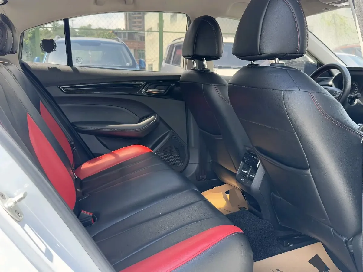 2021 Roewe i5 1.5L 120HP L4 5MT,autocango,china used car exporter,china ev exporter,chinese used car exporter,chinese used ev exporter