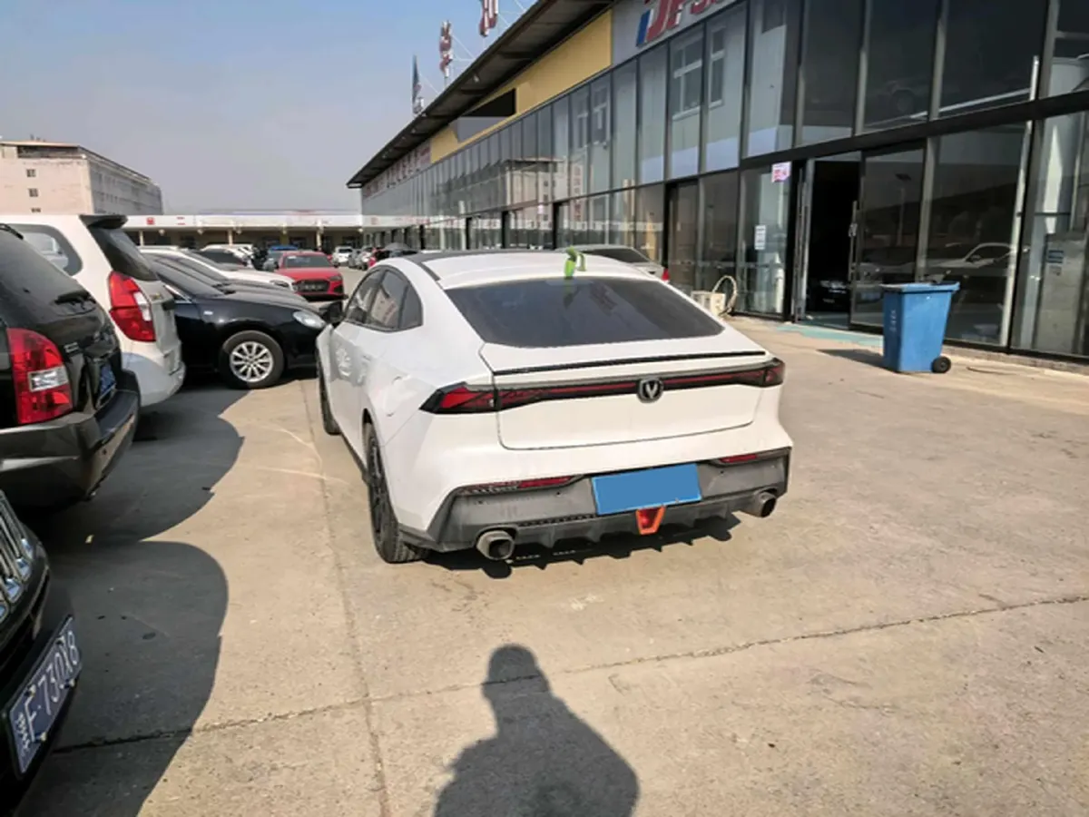 2022 ChangAn UNI-V 1.5T 188HP L4 7DCT,autocango,china used car exporter,china ev exporter,chinese used car exporter,chinese used ev exporter