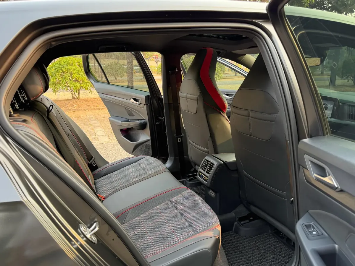 2023 Volkswagen GolfGTI 2.0T 220HP L4 7DCT,autocango,china used car exporter,china ev exporter,chinese used car exporter,chinese used ev exporter