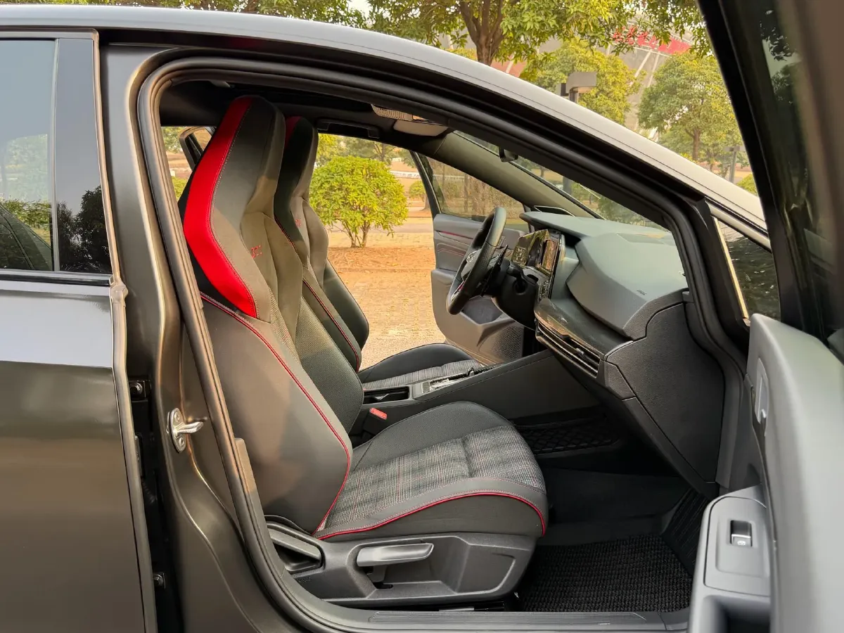 2023 Volkswagen GolfGTI 2.0T 220HP L4 7DCT,autocango,china used car exporter,china ev exporter,chinese used car exporter,chinese used ev exporter