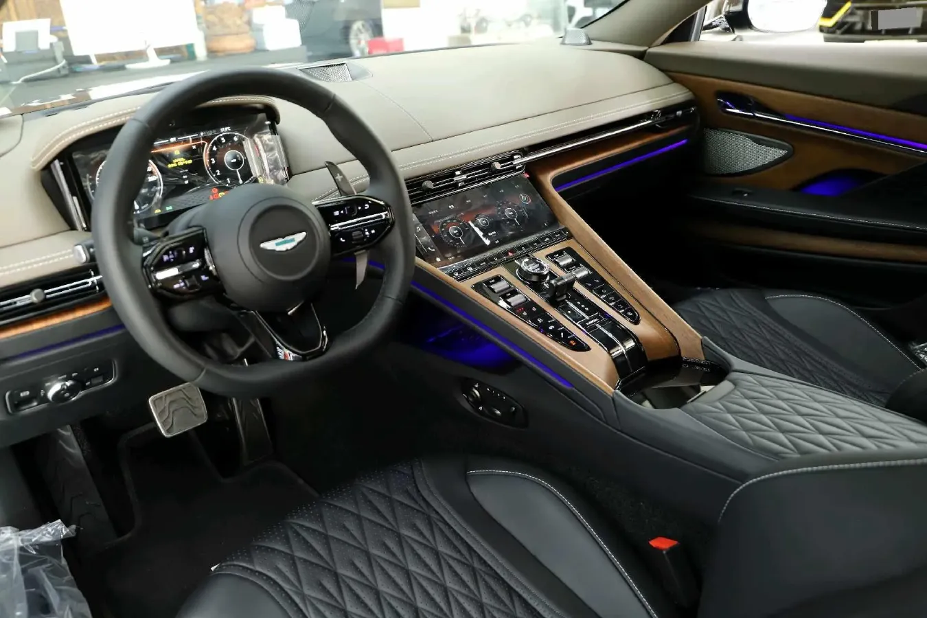 2025 Aston Martin DB12 4.0T 680HP V8 8AT,autocango,china used car exporter,china ev exporter,chinese used car exporter,chinese used ev exporter